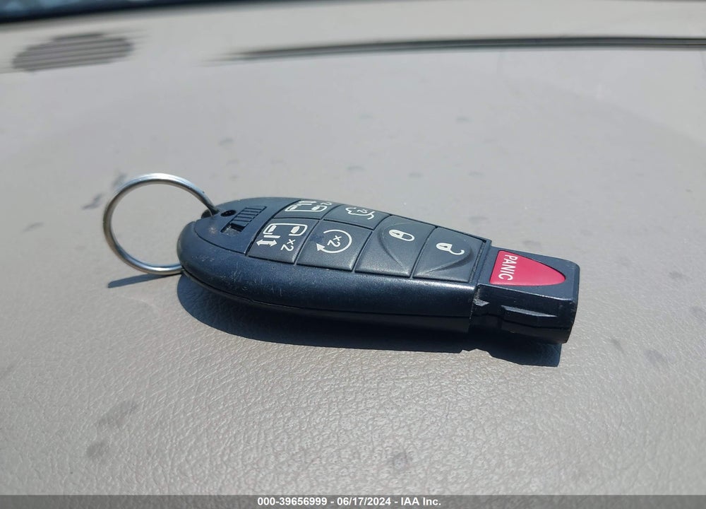 2010 CHRYSLER TOWN & COUNTRY LIMITED VIN: 2A4RR6DXXAR136516