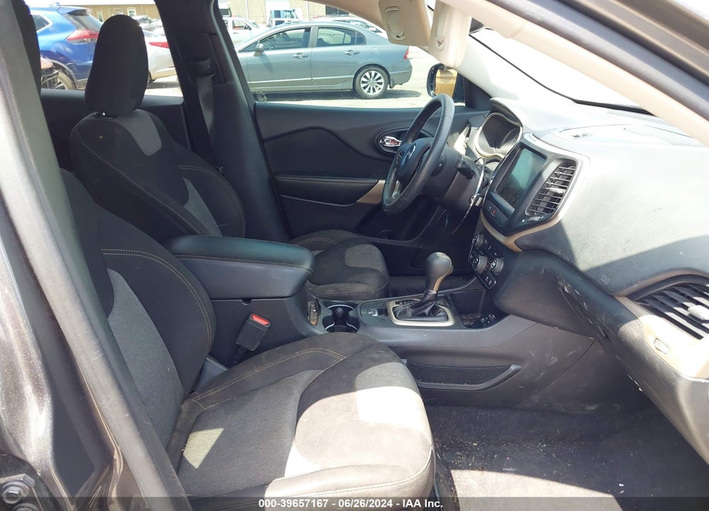 2018 JEEP CHEROKEE LATITUDE TECH CONNECT FWD VIN: 1C4PJLCB2JD588231