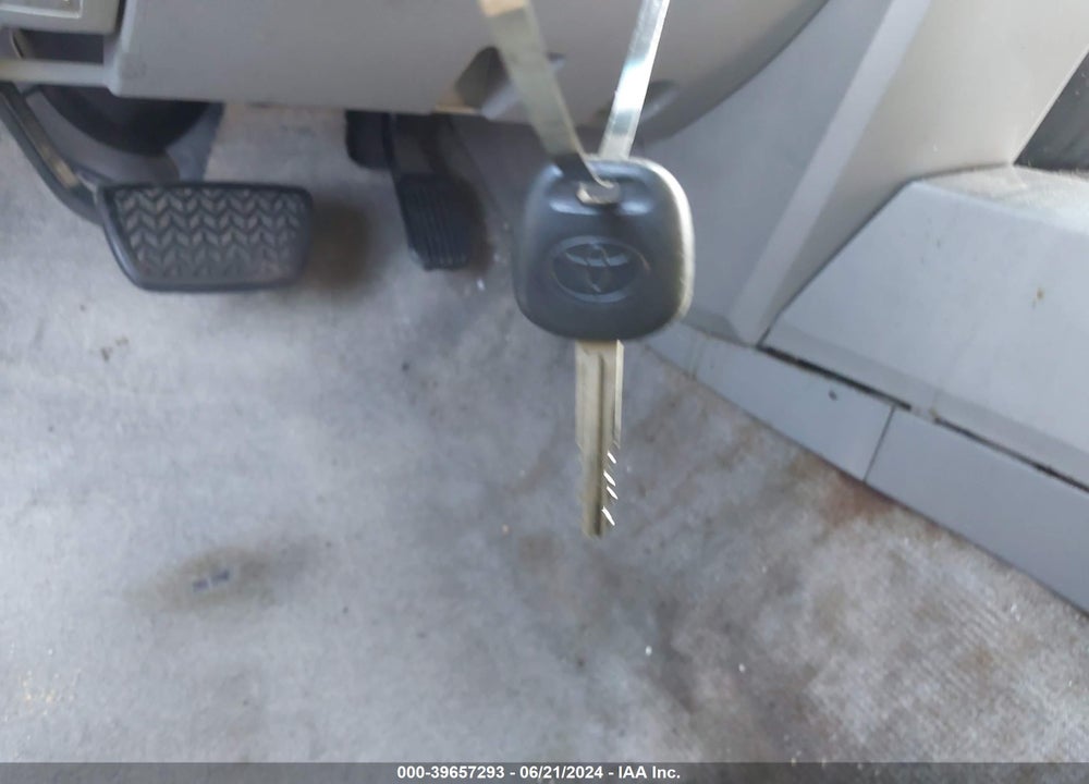 2005 TOYOTA 4RUNNER SR5 V6 VIN: JTEBU14R858040570