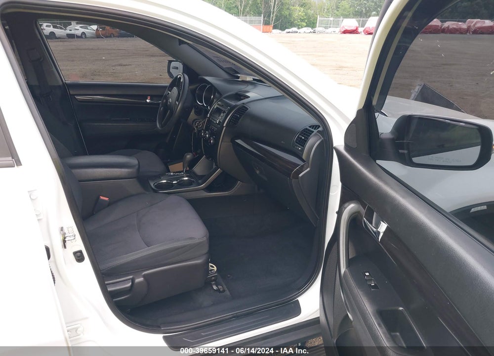 2011 KIA SORENTO LX V6 VIN: 5XYKTDA22BG068014
