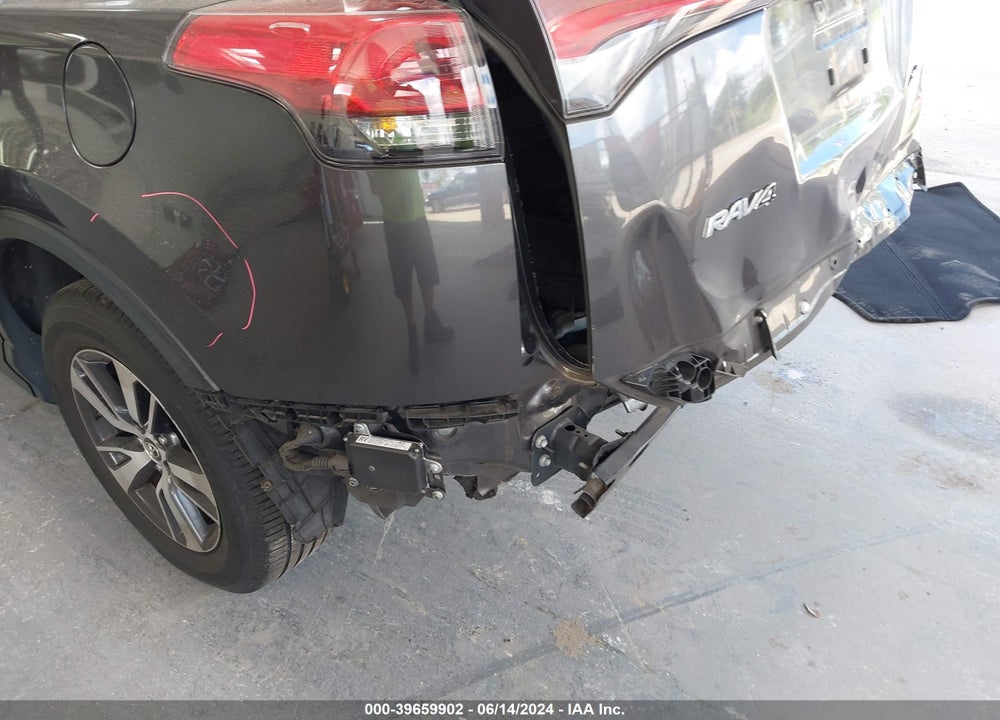 2018 TOYOTA RAV4 XLE VIN: JTMWFREV5JJ738664