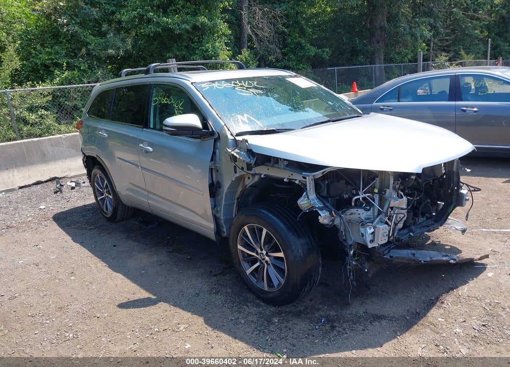 2018 TOYOTA HIGHLANDER XLE VIN: 5TDJZRFH9JS538318