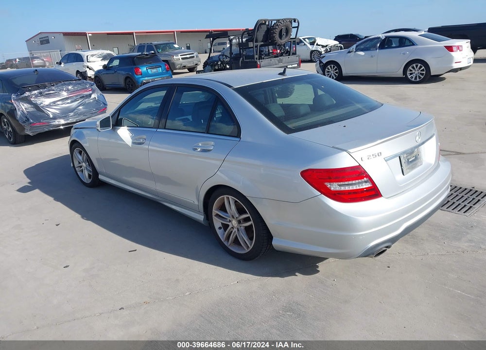 2013 MERCEDES-BENZ C 250 LUXURY/SPORT VIN: WDDGF4HB4DR290017