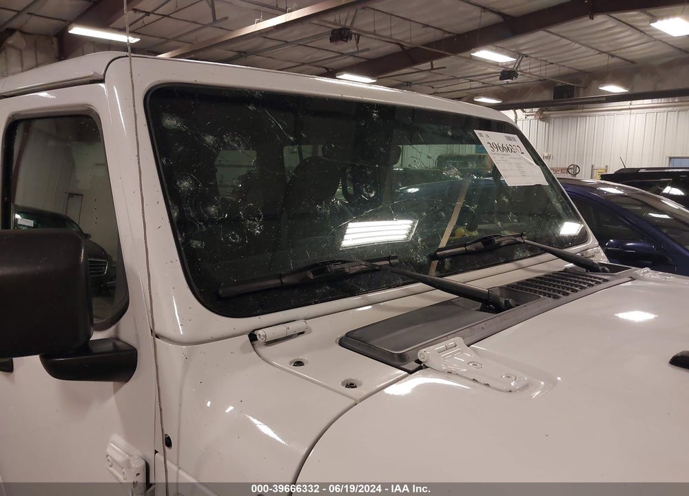 2018 JEEP WRANGLER UNLIMITED SAHARA 4X4 VIN: 1C4HJXEG3JW166588
