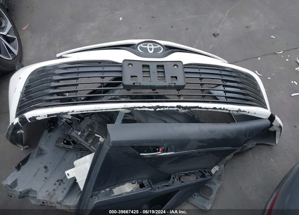 2018 TOYOTA CAMRY LE VIN: 4T1B11HK6JU520050