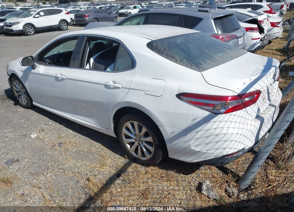 2018 TOYOTA CAMRY LE VIN: 4T1B11HK6JU520050