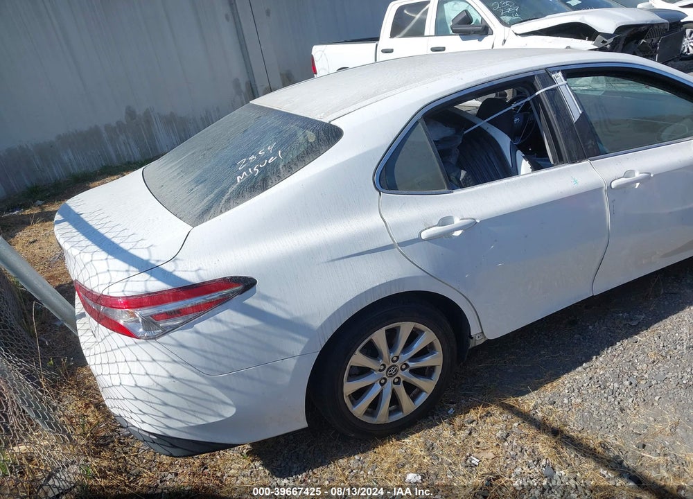 2018 TOYOTA CAMRY LE VIN: 4T1B11HK6JU520050