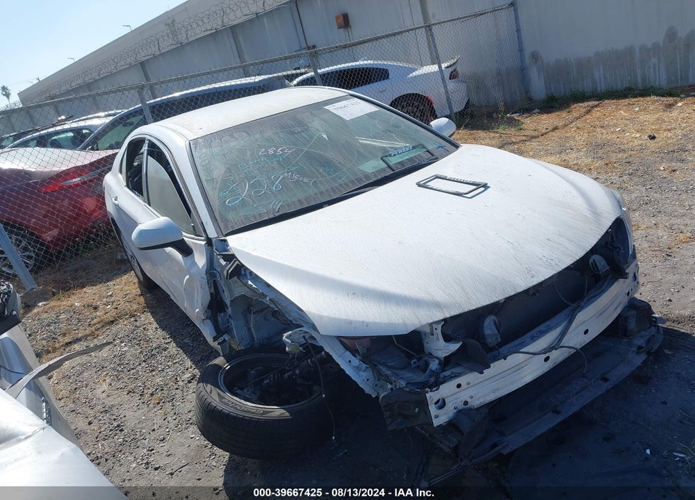 2018 TOYOTA CAMRY LE VIN: 4T1B11HK6JU520050