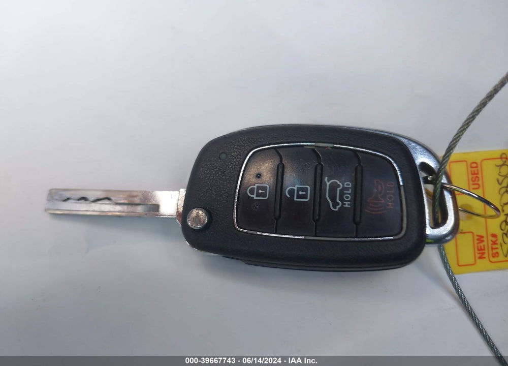2017 HYUNDAI SANTA FE SE VIN: KM8SMDHF0HU213317