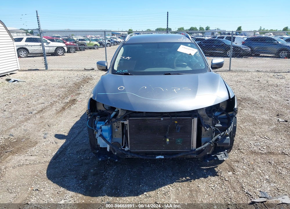 2018 NISSAN ROGUE SV VIN: KNMAT2MTXJP520548