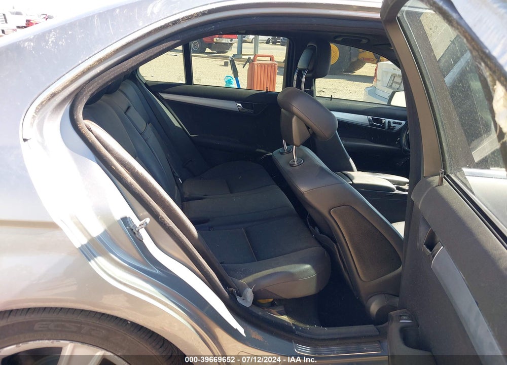 2011 MERCEDES-BENZ C 300 LUXURY/SPORT VIN: WDDGF5EB8BR137020