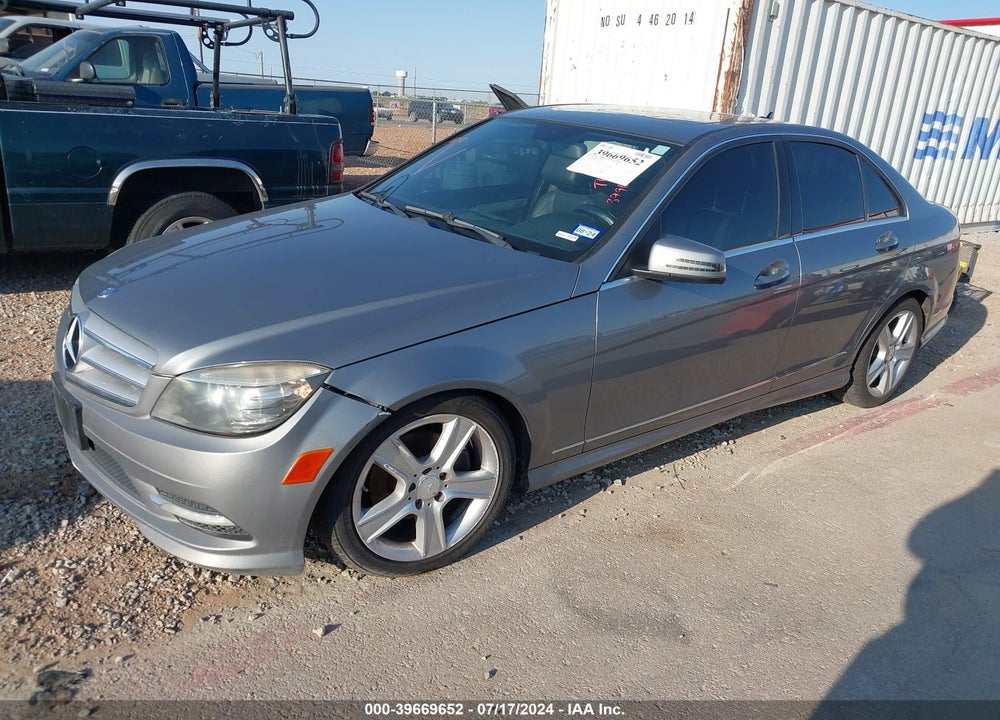 2011 MERCEDES-BENZ C 300 LUXURY/SPORT VIN: WDDGF5EB8BR137020