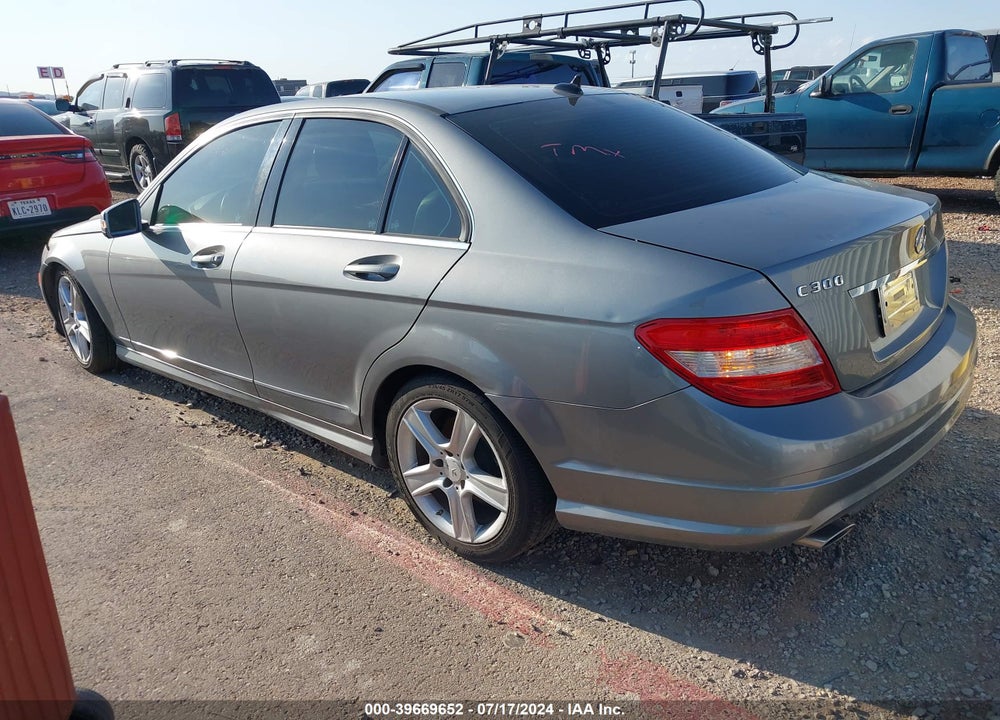 2011 MERCEDES-BENZ C 300 LUXURY/SPORT VIN: WDDGF5EB8BR137020