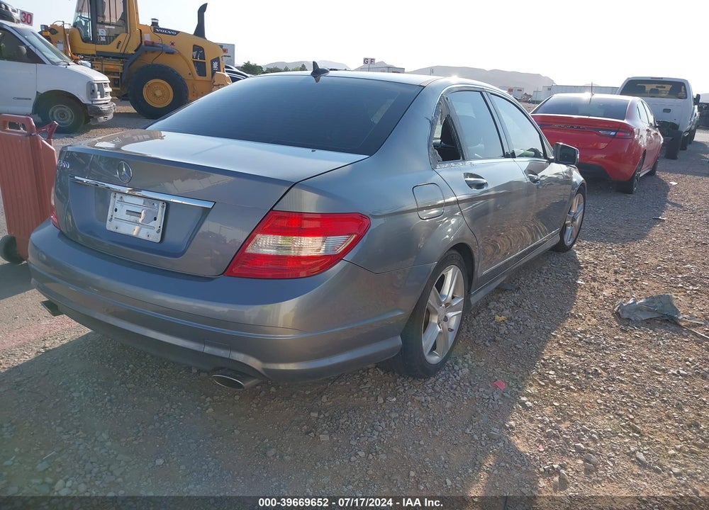 2011 MERCEDES-BENZ C 300 LUXURY/SPORT VIN: WDDGF5EB8BR137020