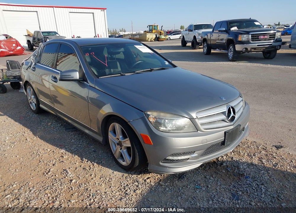 2011 MERCEDES-BENZ C 300 LUXURY/SPORT VIN: WDDGF5EB8BR137020