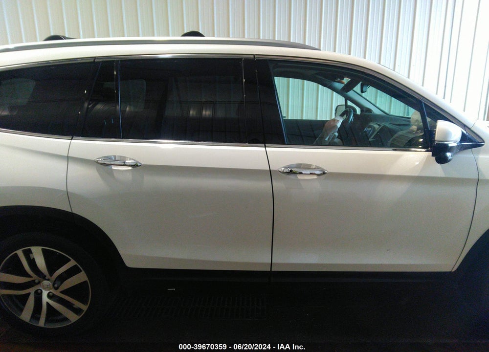 2018 HONDA PILOT TOURING VIN: 5FNYF6H92JB037948
