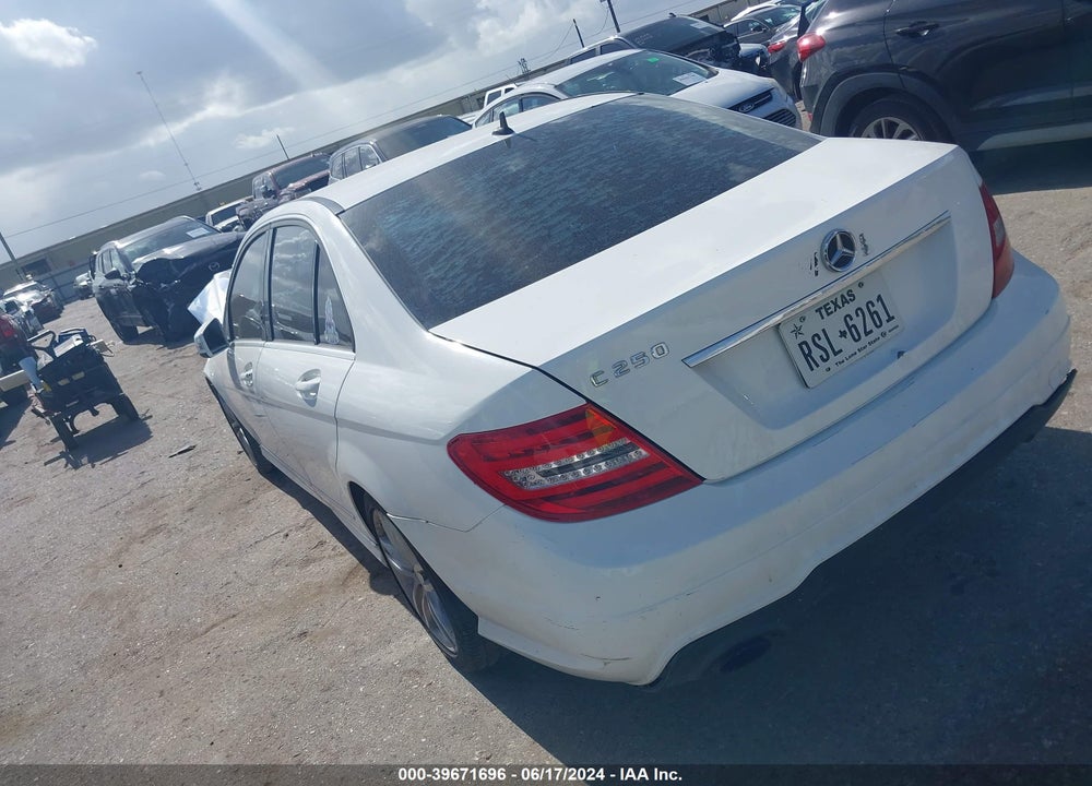 2014 MERCEDES-BENZ C 250 LUXURY/SPORT VIN: WDDGF4HB6ER320698