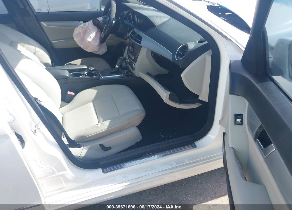 2014 MERCEDES-BENZ C 250 LUXURY/SPORT VIN: WDDGF4HB6ER320698