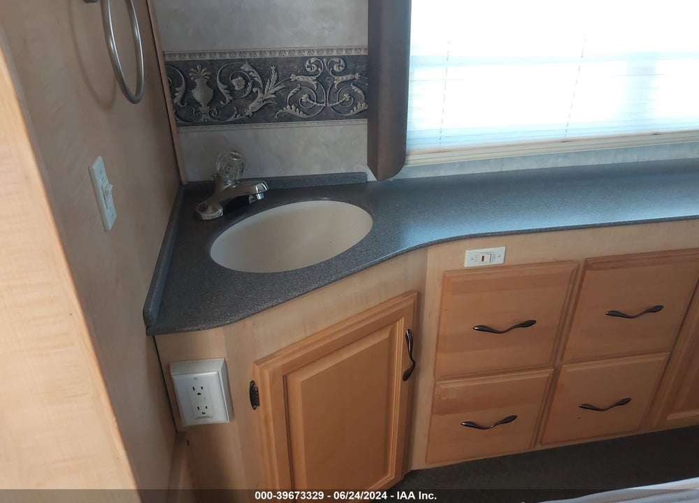 2005 FREIGHTLINER CHASSIS X LINE MOTOR HOME VIN: 4UZAAHDCX5CU55606