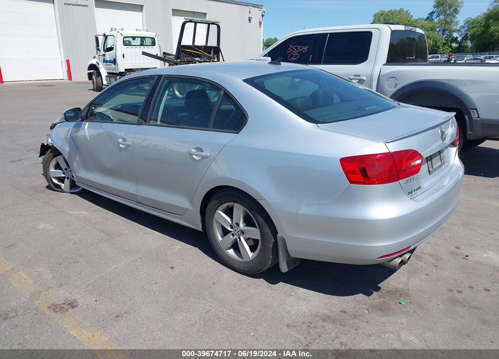2011 VOLKSWAGEN JETTA 2.0L TDI VIN: 3VWLL7AJ4BM125195