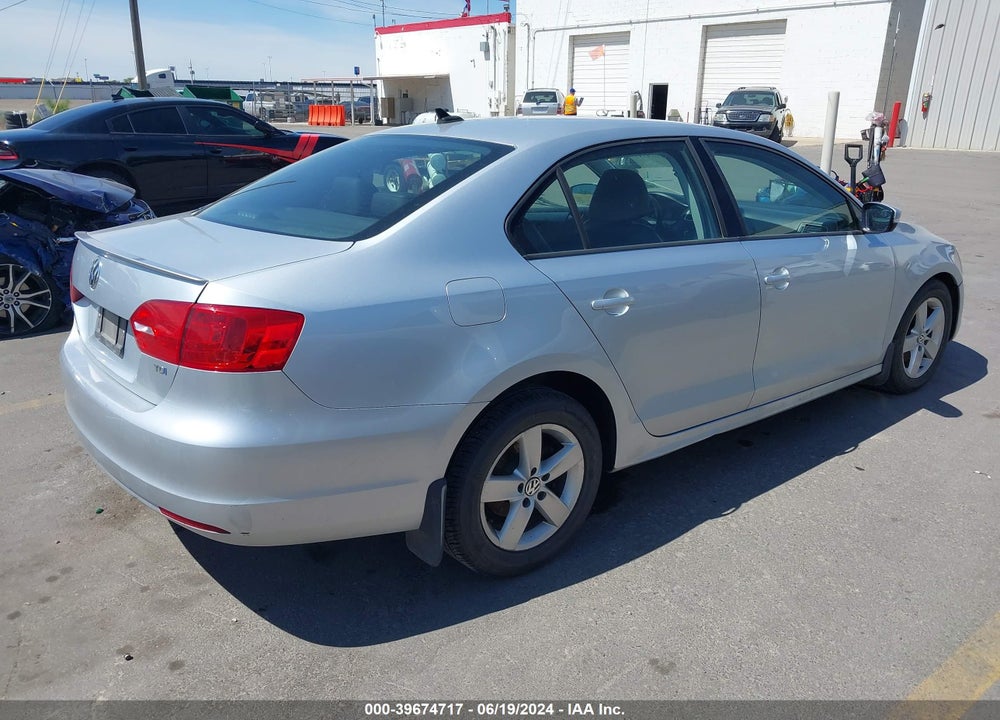 2011 VOLKSWAGEN JETTA 2.0L TDI VIN: 3VWLL7AJ4BM125195
