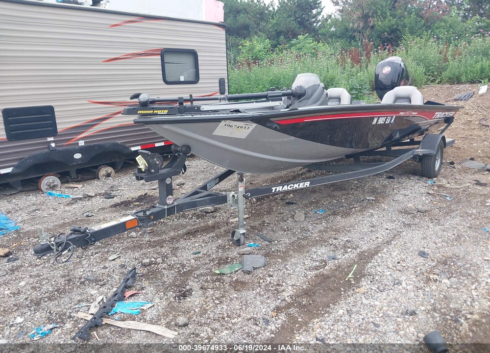 2018 TRACKER BOAT AND TRAILER VIN: BUJ26411D818