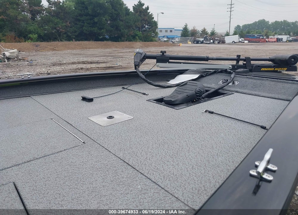 2018 TRACKER BOAT AND TRAILER VIN: BUJ26411D818