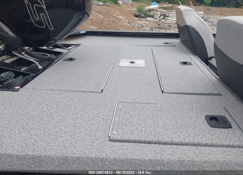 2018 TRACKER BOAT AND TRAILER VIN: BUJ26411D818