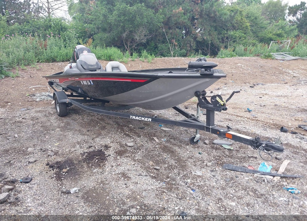 2018 TRACKER BOAT AND TRAILER VIN: BUJ26411D818