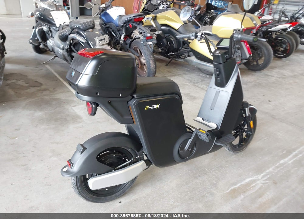 2024 ELECTRIC E BIKE XP TRIKE VIN: SVS400Y2