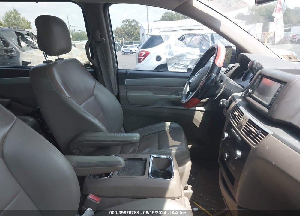 2011 VOLKSWAGEN ROUTAN SEL VIN: 2V4RW5DGXBR669899