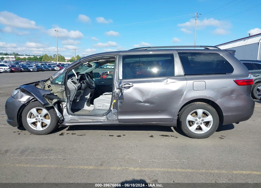 2017 TOYOTA SIENNA LE 8 PASSENGER VIN: 5TDKZ3DCXHS777573