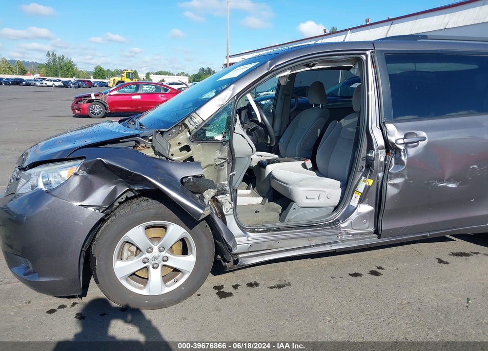 2017 TOYOTA SIENNA LE 8 PASSENGER VIN: 5TDKZ3DCXHS777573