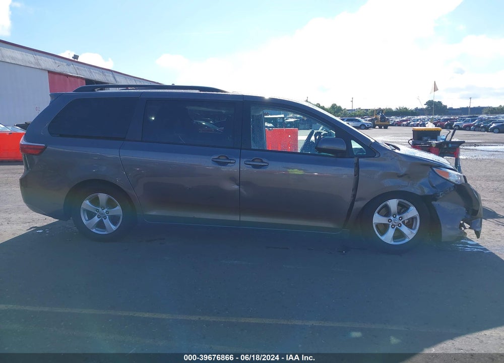 2017 TOYOTA SIENNA LE 8 PASSENGER VIN: 5TDKZ3DCXHS777573