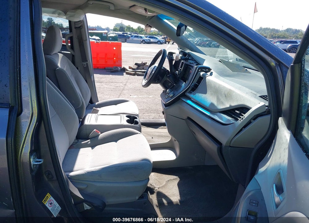 2017 TOYOTA SIENNA LE 8 PASSENGER VIN: 5TDKZ3DCXHS777573