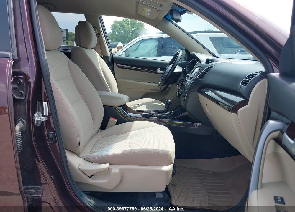 2015 KIA SORENTO LX VIN: 5XYKTCA64FG563785