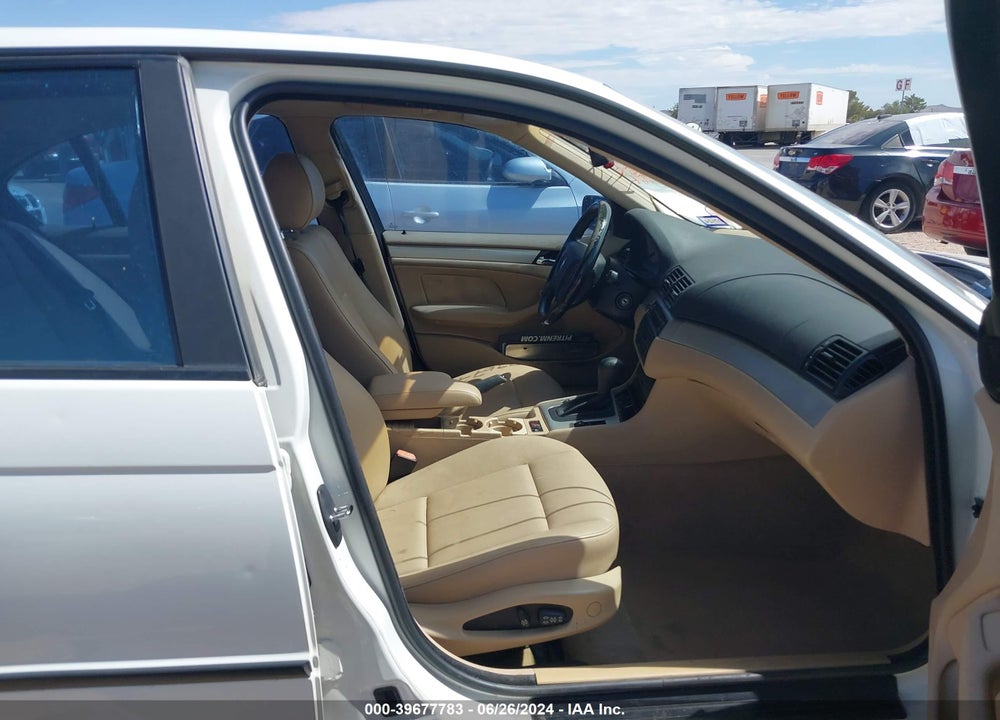 2004 BMW 325I VIN: WBAET37494NJ82312