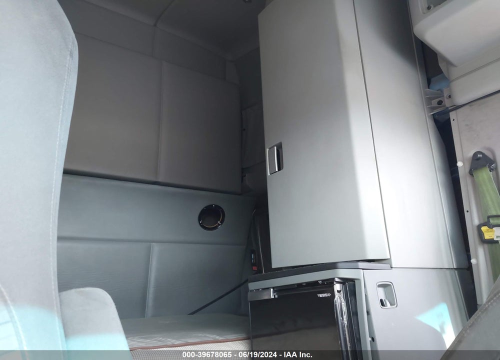 2015 KENWORTH CONSTRUCTION T680 VIN: 1XKYD49X8FJ428937