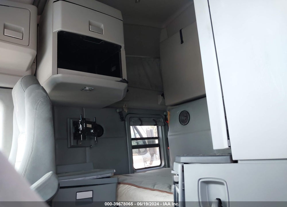 2015 KENWORTH CONSTRUCTION T680 VIN: 1XKYD49X8FJ428937