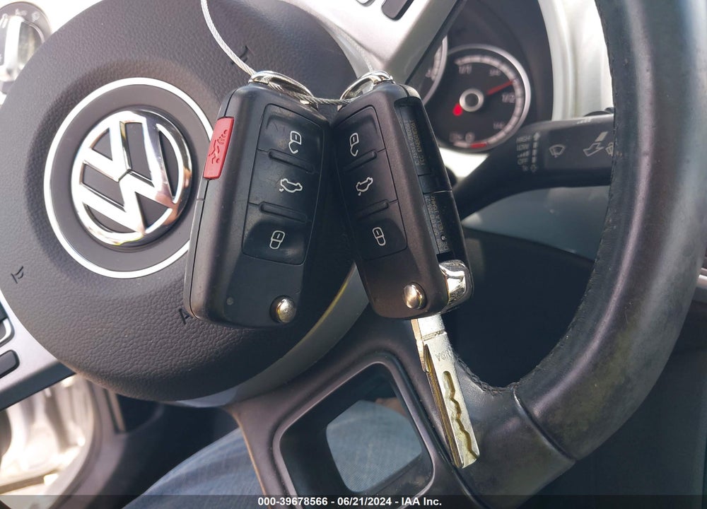 2016 VOLKSWAGEN BEETLE 1.8T SEL VIN: 3VWJ07AT2GM617619