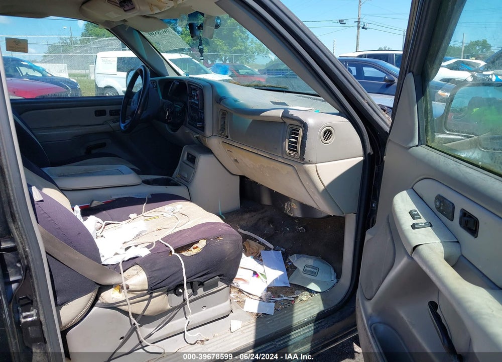 2000 CHEVROLET SUBURBAN 1500 LT VIN: 3GNFK16TXYG104439