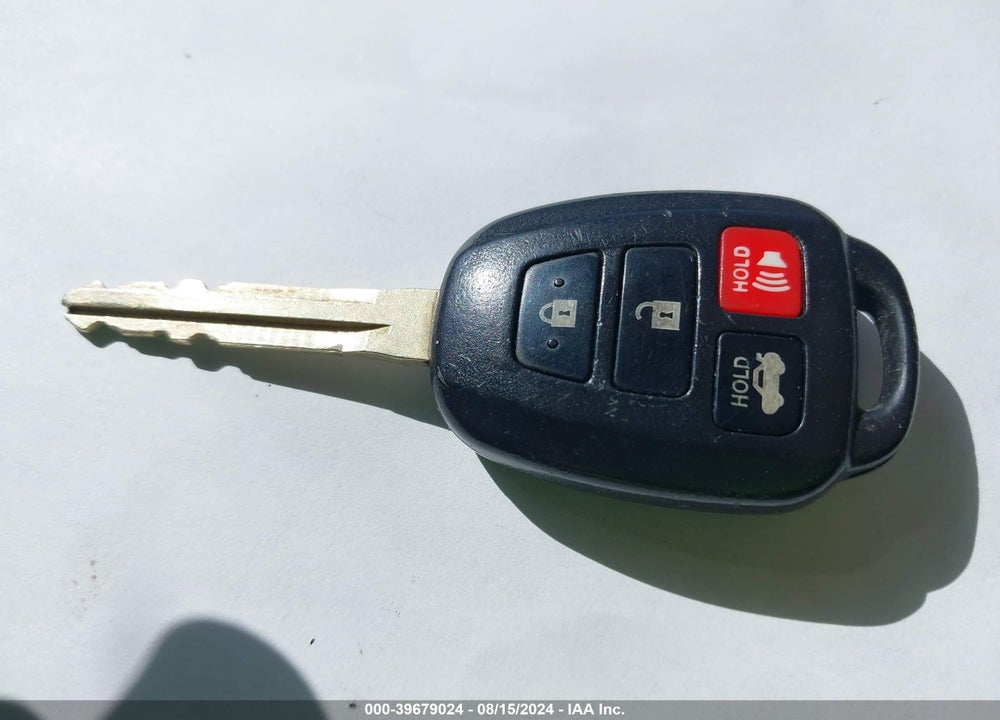 2018 TOYOTA COROLLA LE VIN: 5YFBURHE6JP825565