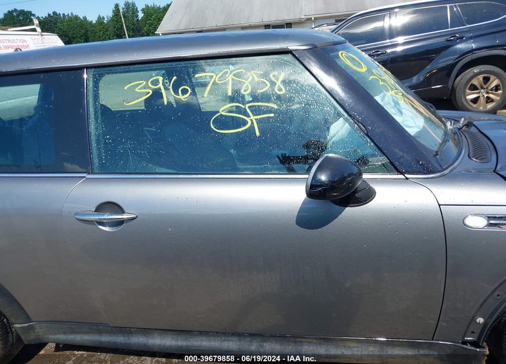 2004 MINI COOPER S VIN: WMWRE33404TD82138