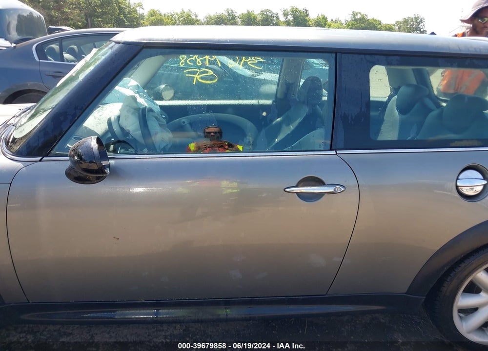 2004 MINI COOPER S VIN: WMWRE33404TD82138