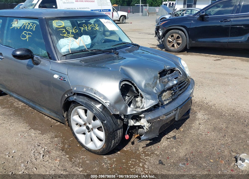 2004 MINI COOPER S VIN: WMWRE33404TD82138