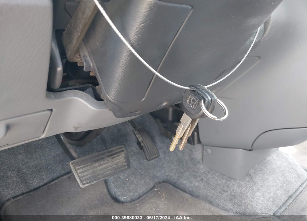 1998 HONDA CR-V LX VIN: JHLRD2845WC003386