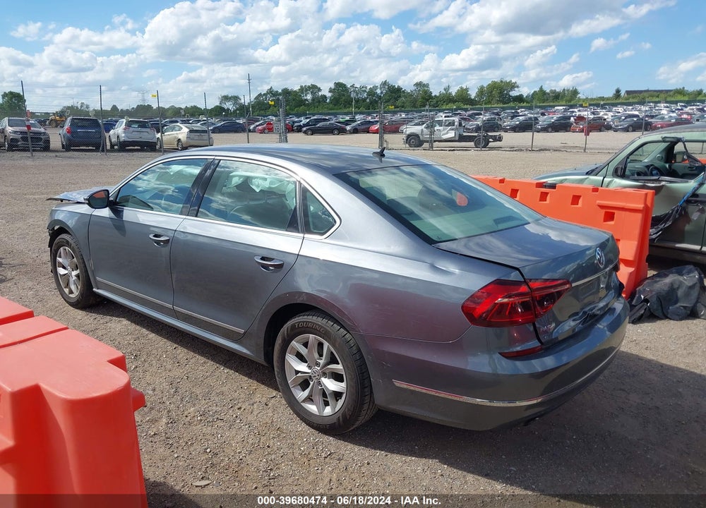 2017 VOLKSWAGEN PASSAT VIN: 1VWAT7A32HC023820