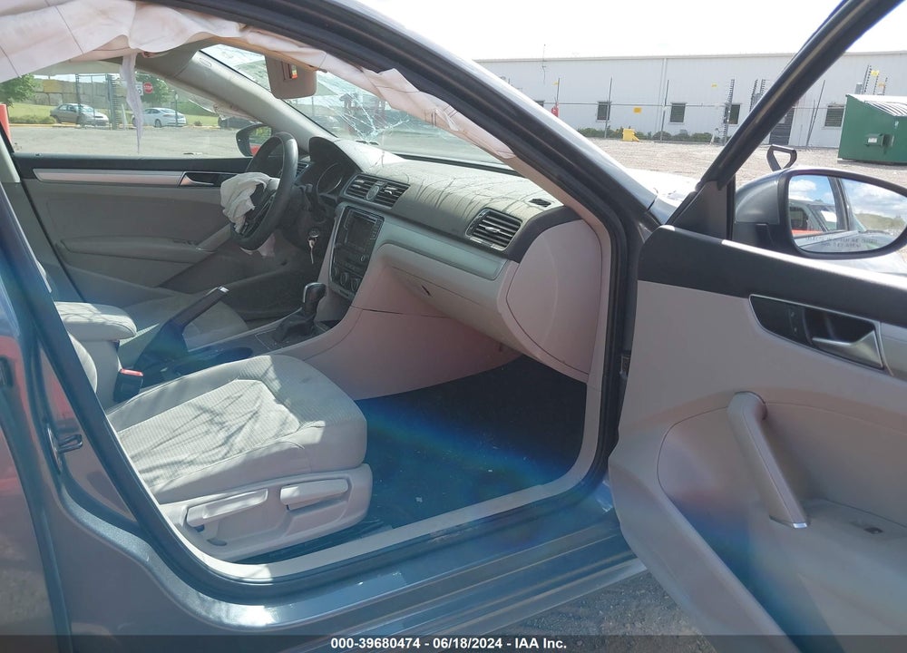 2017 VOLKSWAGEN PASSAT VIN: 1VWAT7A32HC023820