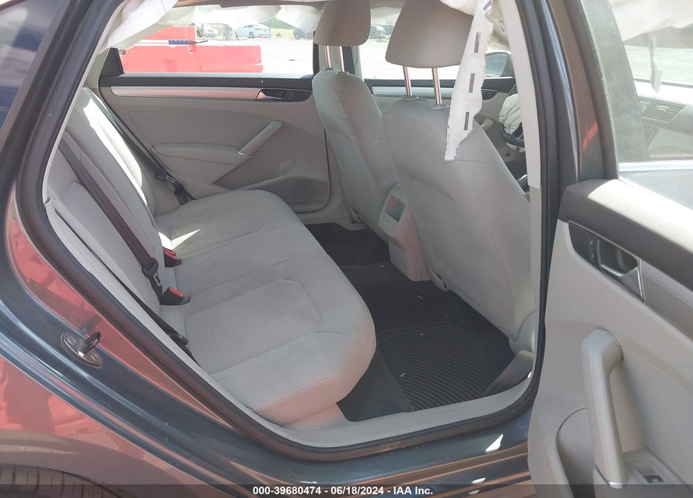 2017 VOLKSWAGEN PASSAT VIN: 1VWAT7A32HC023820