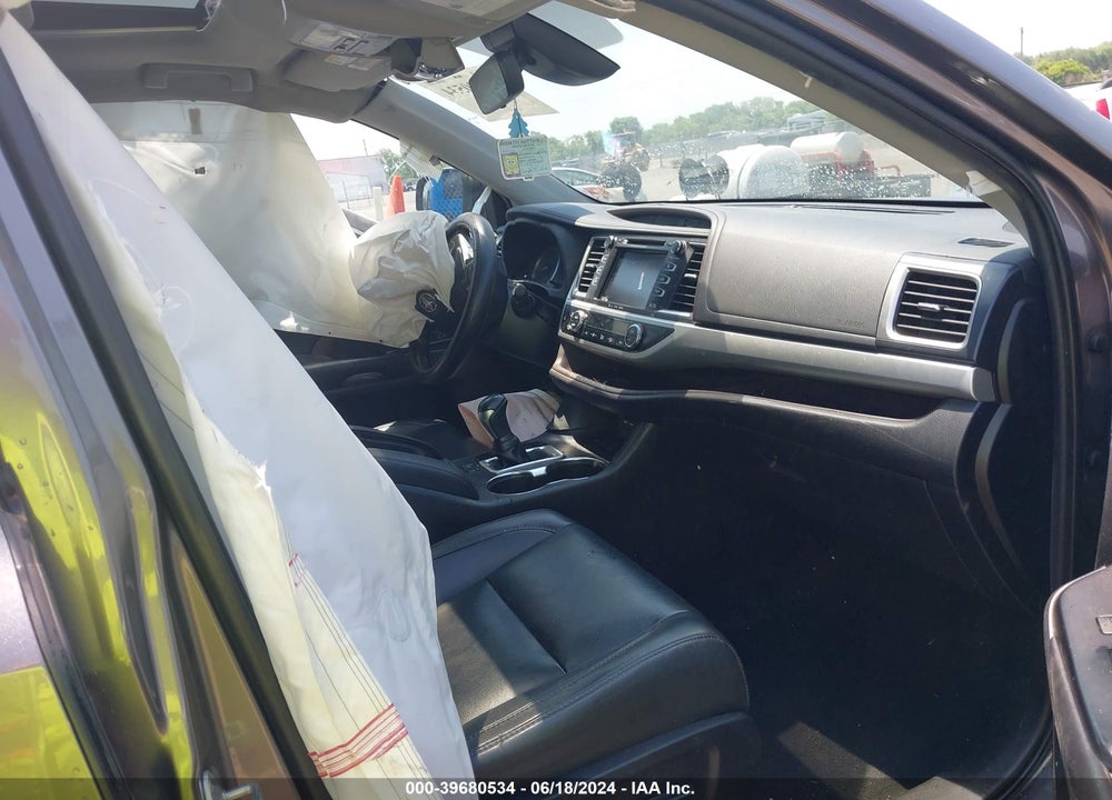 2019 TOYOTA HIGHLANDER XLE VIN: 5TDJZRFH8KS592484